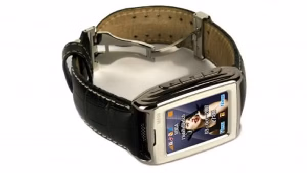 CellWatch M500 Watch Phone có thể được coi là thủy tổ của những chiếc smartwatch ngày nay. Với những người thích những mẫu điện thoại kích thước nhỏ, M500 là một ứng cử viên sáng giá bởi nó có hầu hết các chức năng của một chiếc điện thoại và còn có thể đeo tay như một chiếc đồng hồ.