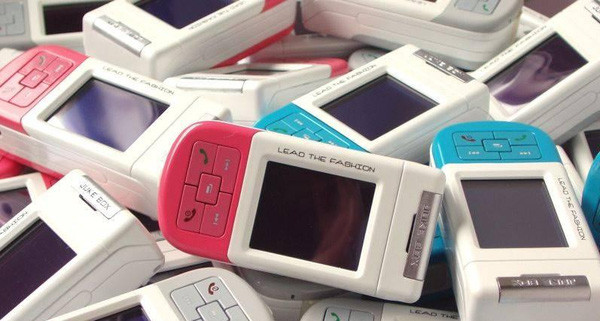 Xun Chi 138 gần đánh bại Modu Mobile với trọng lượng chỉ 55g. Thậm chí máy còn có màn hình cảm ứng với khả năng nhận diện chữ viết tay. Do kích thước quá nhỏ nên công nghệ nhận diện chữ viết tay rất quan trọng. Xun Chi 138 chỉ được bán tại Trung Quốc và bán rất chạy. Máy có các tính năng của một smartphone như phát nhạc, chụp ảnh và quay video.