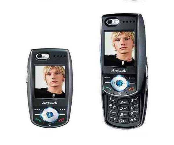 Dù không mang danh hiệu điện thoại di động nhỏ nhất thế giới nhưng Samsung SGH-E888 chiếm lĩnh trái tim của rất nhiều fan hâm một điện thoại kích thước nhỏ trên thế giới. Máy thậm chí còn có camera xoay để người dùng chụp ảnh, quay video.