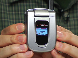 Mặc dù hơi cồng kềnh với kích thước 109x46x10,2mm nhưng trọng lượng của UTStarcom Slice chỉ 65g. UTStarcom Slice là đại diện điển hình của những chiếc điện thoại đơn giản nhưng hữu dụng.