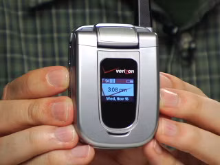 Mặc dù hơi cồng kềnh với kích thước 109x46x10,2mm nhưng trọng lượng của UTStarcom Slice chỉ 65g. UTStarcom Slice là đại diện điển hình của những chiếc điện thoại đơn giản nhưng hữu dụng.