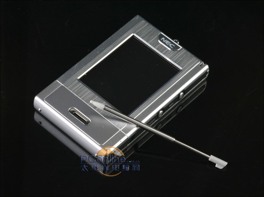 Trong khi những mẫu điện thoại tí hon ở trên không phổ biến và rất khó tim thì NEC N930 lại được bán trên toàn thế giới. So với Modu Mobile, N930 có vẻ hơi lớn nhưng nó vẫn được gọi là tí hon với kích thước 85,5x54x11,9mm và trọng lượng chỉ 72g. Đương nhiên, NEC N930 có hầu hết các tính năng mà một chiếc điện thoại điển hình cần có.