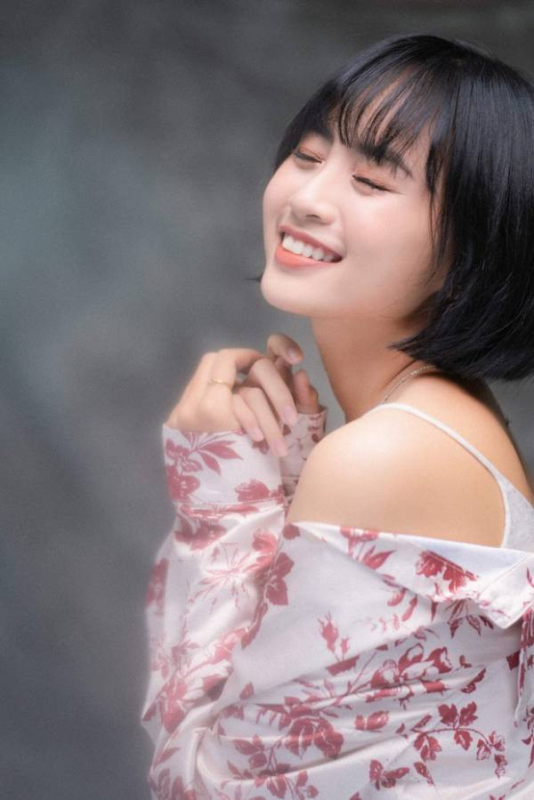 Minh Nghi là MC LMHT nổi tiếng trong làng game Việt. Sở hữu chất giọng nhẹ nhàng, đầy truyền cảm, khuôn mặt xinh xắn, Minh Nghi đã gặt hái được nhiều thành công trong quá trình làm việc tại VETV.