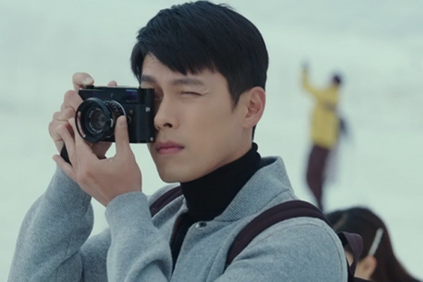 “Soi” một số cảnh quay Ri Jung Hyuk sử dụng máy ảnh, để lộ thiết kế mặt sau, dòng chữ khắc theo viền lens có tên "Summicron" và những vết ố vàng đặc trưng, không khó để nhận ra đây chính là chiếc Leica M-P "Correspondent" Edition huyền thoại.