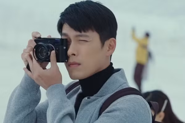 “Soi” một số cảnh quay Ri Jung Hyuk sử dụng máy ảnh, để lộ thiết kế mặt sau, dòng chữ khắc theo viền lens có tên "Summicron" và những vết ố vàng đặc trưng, không khó để nhận ra đây chính là chiếc Leica M-P "Correspondent" Edition huyền thoại.