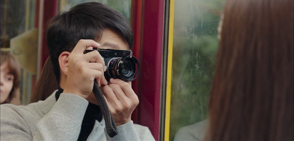 Máy ảnh theo Đại úy Ri trong suốt quãng thời gian anh đi du học ở Thụy Sĩ không phải dòng máy phim hay máy cơ thông thường, mà thuộc dạng cực kỳ hiếm trên thế giới, nhìn giá thôi là đủ “hốt hoảng”.