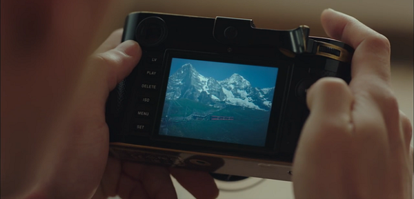 Máy ảnh có bộ cảm biến CMOS Full Frame Leica MAX 24MP và quay video Full HD với hai ống kính đặc biệt, bảo sao mà ảnh được Đại úy Ri chụp tại Thụy Sĩ khi xem lại mới thấy thật đẹp và sắc nét.