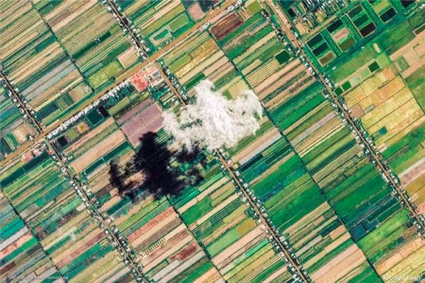 Đám mây trôi qua cánh đồng hoa màu rực rỡ ở huyện Cờ Đỏ, thành phố Cần Thơ vô tình tạo nên điểm nhấn đặc biệt cho bức tranh vốn đã tuyệt đẹp. Ngoài trồng lúa, khu vực này còn trồng nhiều loại cây khác nhau, tạo nên các mảng màu độc đáo nằm kề cạnh nhau.