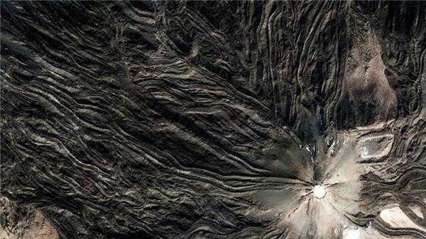 Pico del Teide là một ngọn núi lửa ở Tenerife. Với độ cao 3.718 mét, đây là điểm cao nhất ở Tây Ban Nha, thế nhưng nhìn từ trên cao trông nó như bề mặt sao Hỏa.