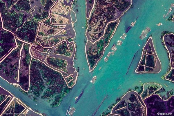 Nhờ những hình ảnh được Google Earth ghi lại, chúng ta mới càng nhận ra Việt Nam đẹp đến thế nào. Hình ảnh bè nuôi cá ở làng bè Long Sơn, huyện Tân Thạnh, tỉnh Bà Rịa - Vũng Tàu, tạo thành các khối vuông nằm nối liền nhau.