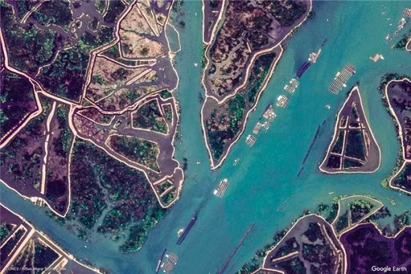 Nhờ những hình ảnh được Google Earth ghi lại, chúng ta mới càng nhận ra Việt Nam đẹp đến thế nào. Hình ảnh bè nuôi cá ở làng bè Long Sơn, huyện Tân Thạnh, tỉnh Bà Rịa - Vũng Tàu, tạo thành các khối vuông nằm nối liền nhau.