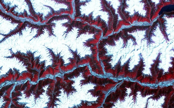 Những đỉnh núi phủ tuyết trắng phía đông dãy Hymalaya, giữa các con sông lớn ở tây nam Trung Quốc.