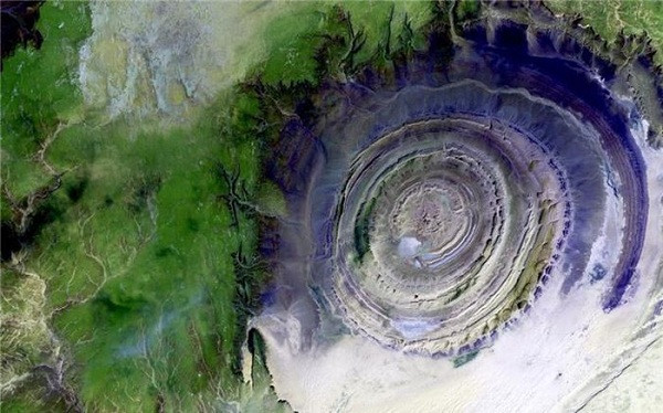 Hình ảnh Trái Đất trông như mê cung được Google Earth ghi lại ở cấu trúc Richat, một hệ tầng địa chất nằm sâu trong hoang mạc Mauritania. Nhiều người nhìn thấy nó giống mắt thần, có người lại hài hước cho rằng nó như một củ hành tây bị cắt lát.