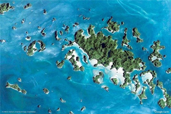 Bức tranh vịnh Hạ Long xinh đẹp được tạo thành từ họa tiết tự nhiên, màu xanh của cây cỏ đối lập với khung màu xanh nhạt của nền nước.