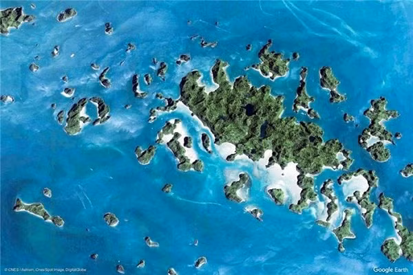 Bức tranh vịnh Hạ Long xinh đẹp được tạo thành từ họa tiết tự nhiên, màu xanh của cây cỏ đối lập với khung màu xanh nhạt của nền nước.