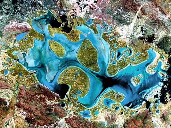 Hồ Carnegie ở Australia được dân địa phương gọi là ''hồ phù du'' bởi nó gần như khô khốc đến thấy cả đáy bùn và trở thành đầm lầy nếu rơi vào tình trạng khô hạn kéo dài.Tuy nhiên nhìn hình ảnh được Google Earth ghi lại thì trông nó xanh mát mà ''bớt khôn cằn'' hơn chúng ta nghĩ.