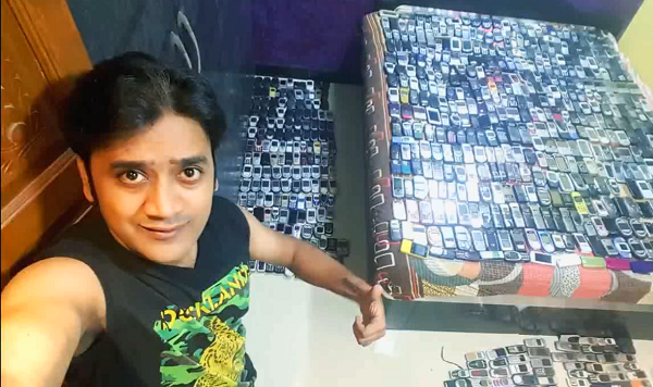Một người đàn ông có tên Jayesh Kale đến từ Mumbai, Ấn Độ đã đưa tình yêu của mình với điện thoại lên một ''cấp độ mới'' khi sở hữu bộ sưu tập đến hơn 2.300 điện thoại di động.