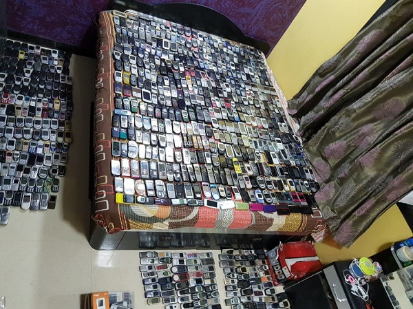 Bị ấn tượng bởi độ bền của Nokia, anh Kale bắt đầu thu thập điện thoại. Sau đó, anh đi mua một chiếc điện thoại mới, rồi một chiếc khác, chẳng mấy chốc anh đã sở hữu đến 20 thiết bị khác nhau.