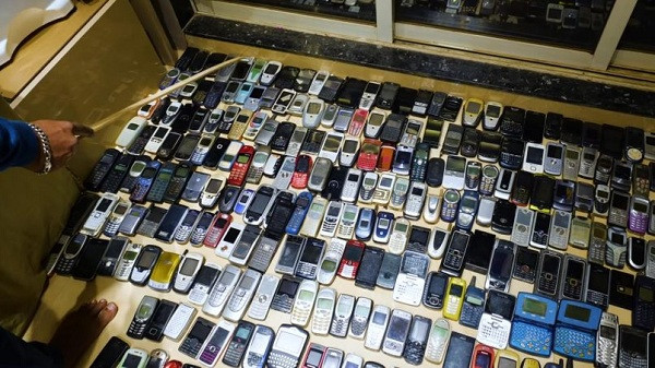 Tuy nhiên bộ sưu tập điện thoại khổng lồ đôi khi cũng gây ra cho anh Kale một vài rắc rối. Ví dụ như bị nhân viên an ninh hải quan nghi ngờ, hay tiếng ''bíp'' mỗi lần bị kiểm tra,...