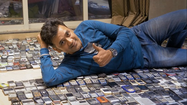 Điện thoại xuất hiện khắp nơi trong ngôi nhà của anh, từ trong phòng khách, phòng ngủ, đến ngăn kéo bếp, thậm chí trong tủ quần áo của hai vợ chồng, dưới giường,...