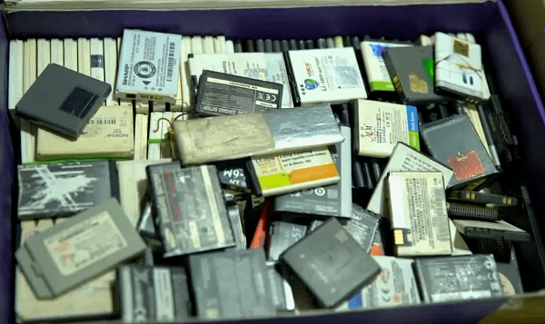 Ngoài điện thoại, người đàn ông được mệnh danh là Mr.Nokia còn sở hữu những phụ kiện khác như pin điện thoại, tai nghe, vỏ máy, các linh kiện,...