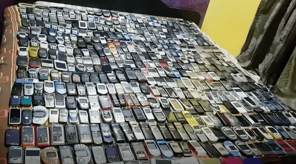 Tiết lộ về lý do bắt đầu tình yêu dành cho điện thoại, Kale cho biết anh sưu tầm thiết bị cầm tay đầu tiên từ những năm đại học. Khi ấy anh đánh rơi chiếc Nokia 3310 từ tầng hai, và thật kỳ diệu sau khi lắp lại những mảnh vỡ chiếc điện thoại vẫn ''sống sót''.