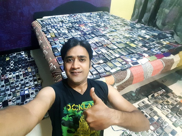 Bộ sưu tập 2371 chiếc điện thoại của người đàn ông Ấn Độ hiện có giá trị đến hàng tỷ đồng.