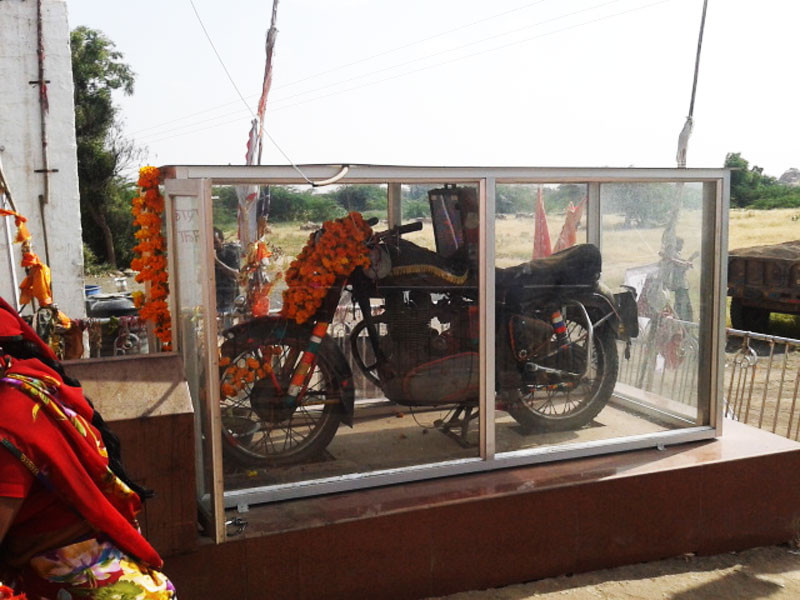 Chiec xe may duoc “phong than” tai An Do khi tu... di ve noi tai nan-Hinh-2