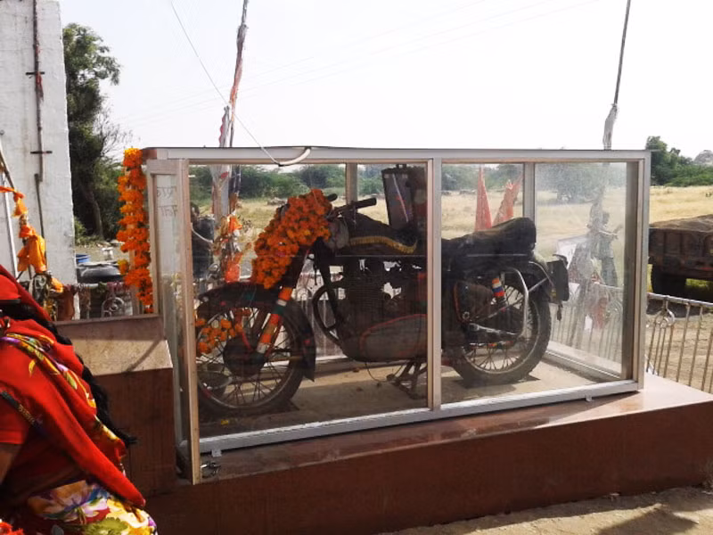 Chiec xe may duoc “phong than” tai An Do khi tu... di ve noi tai nan-Hinh-2