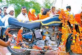 Chiec xe may duoc “phong than” tai An Do khi tu... di ve noi tai nan-Hinh-9