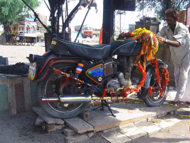 Chiec xe may duoc “phong than” tai An Do khi tu... di ve noi tai nan-Hinh-3