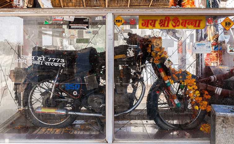 Chiec xe may duoc “phong than” tai An Do khi tu... di ve noi tai nan