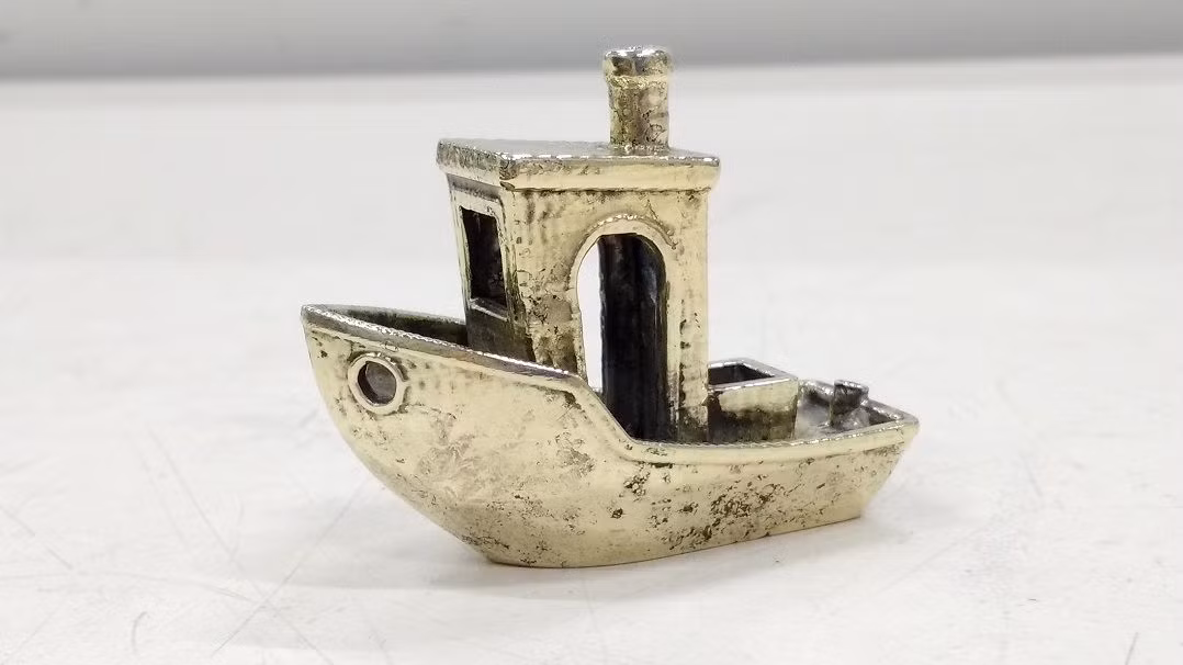 Để có thể chế tạo ra một chiếc thuyền có kích thước micormet, các nhà khoa học phải sử dụng đến một công nghệ in 3D đặc biệt gọi là "two-photon polymerization -2PP" (trùng hợp polymer bằng hai photon).