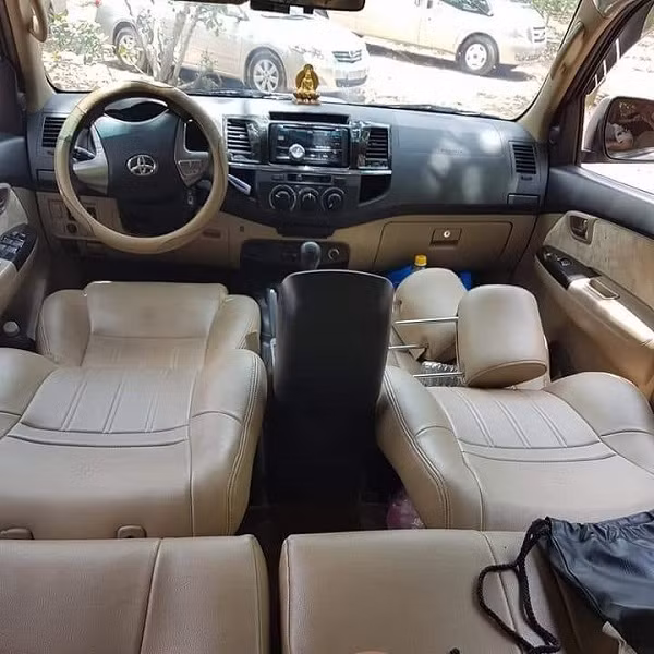 Không chỉ có những mẫu xe đời mới, Toyota Fortuner đời 2015 trở về trước cũng được trang bị công nghệ ghế ngả tương tự như Magic Seat. Với thao tác ngả ghế trước tối đa, tháo tựa đầu, hàng ghế trước chiếc Fortuner kết hợp ghế sau tạo thành một khối gần như đồng nhất, một không gian nghỉ ngơi tiện lợi.