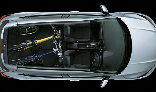 Người dùng có thể gập hàng ghế trước nối với ghế sau để tạo thành một chiếc giường mini. Hàng ghế phía sau cũng tương đối rộng rãi, khoảng trần và gối dư dả giúp người ngồi thoải mái khi đi đường xa.