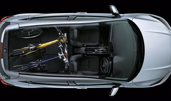 Người dùng có thể gập hàng ghế trước nối với ghế sau để tạo thành một chiếc giường mini. Hàng ghế phía sau cũng tương đối rộng rãi, khoảng trần và gối dư dả giúp người ngồi thoải mái khi đi đường xa.