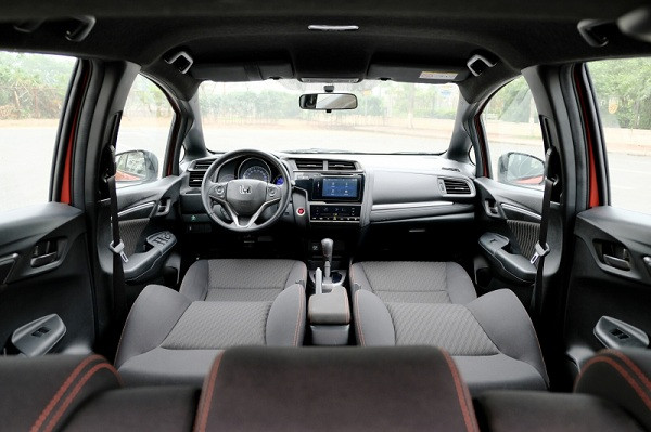 Tháo tựa đầu, ngả 180 độ, ghế trước sẽ liền mạch với ghế sau tạo thành một chiếc giường đơn gọn gàng và êm ái, đặc biệt trong các chuyến du lịch.