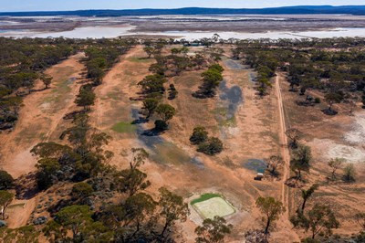 Có nhiều lời đồn đại cho rằng sân được tạo ra để cung cấp cho những người lái xe tải đường dài có thể thư giãn và giải trí trên đoạn đường hẻo lánh này, nhưng một số người khác lại cho rằng đây chỉ là một ý tưởng kỳ quặc nảy sinh từ vài chai rượu giữa hai người đam mê chơi golf đang tìm cách giữ chân khách du lịch dọc theo Xa lộ Eyre.