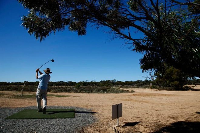 Thật không may, vì đại dịch COVID-19, biên giới giữa Tây và Nam Úc bị đóng cửa, nên sân golf Nullabor Links đã tạm thời không thể thông suốt. Tuy nhiên, ban lãnh đạo hy vọng sẽ mở lại sân gôn dài nhất thế giới “càng sớm càng tốt”.