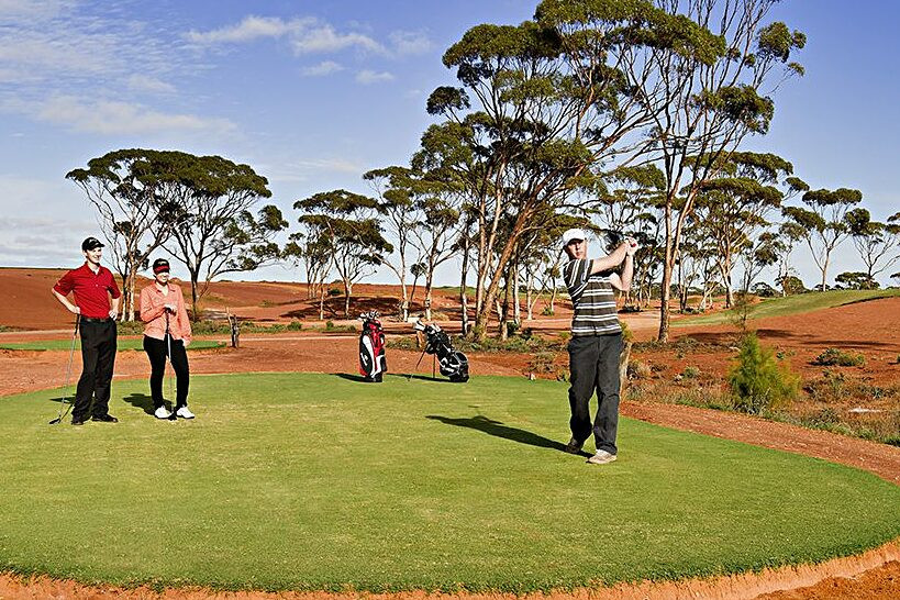 Nullabor Links là một sân golf trải dài dọc theo Đường cao tốc Eyre, từ Kalgoorlie ở Tây Úc đến Ceduna ở Nam Úc.