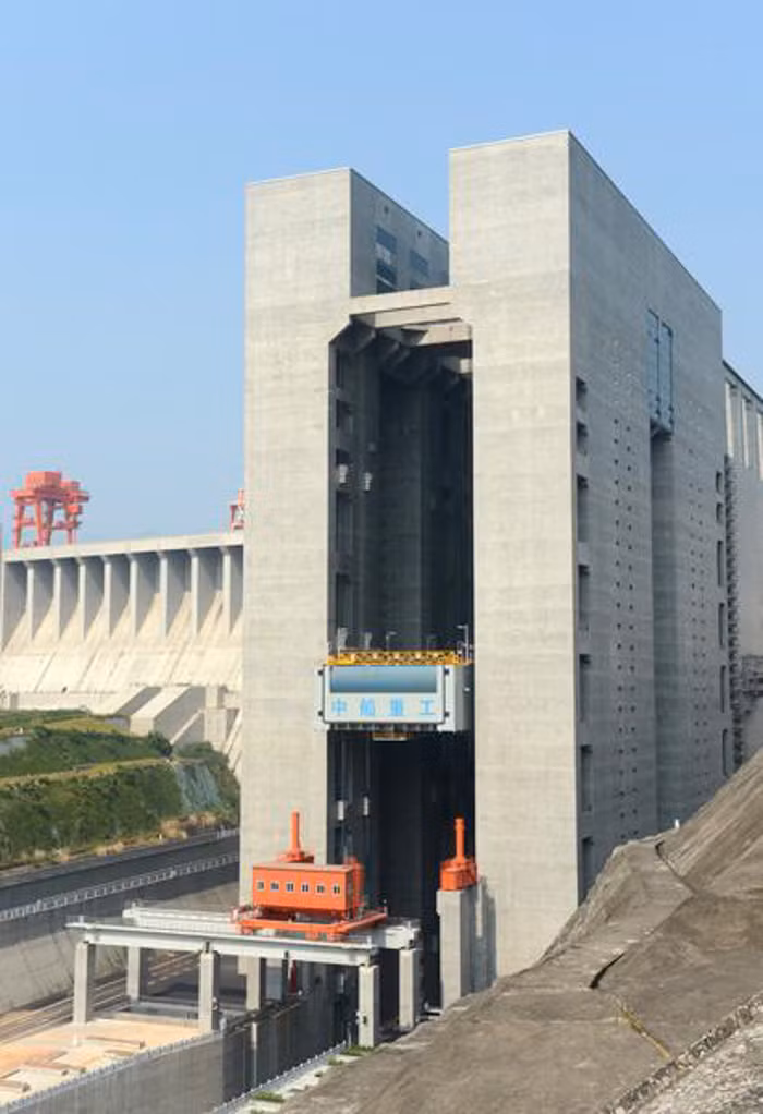 Đó là thang máy vận chuyển tàu thuyền qua lại trên sông Dương Tử với các tàu có trọng tải tối đa 3.000 tấn.
