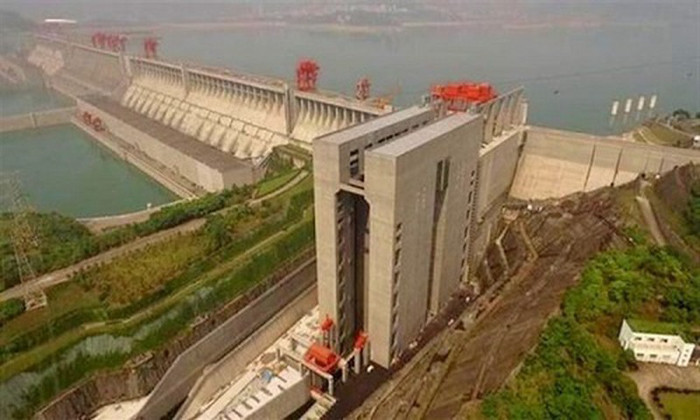 Việc nâng và hạ tàu thuyền cũng có sự hỗ trợ của dây cáp, bánh răng, động cơ, cũng như có công nghệ chuyên dụng để dừng thang máy khi đạt đến độ cao nhất định.