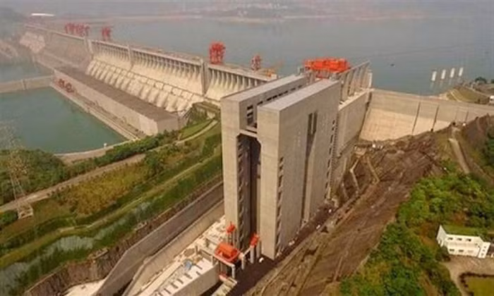 Việc nâng và hạ tàu thuyền cũng có sự hỗ trợ của dây cáp, bánh răng, động cơ, cũng như có công nghệ chuyên dụng để dừng thang máy khi đạt đến độ cao nhất định.