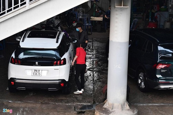 Trong số các cửa hàng, dịch vụ mở cửa có tiệm rửa xe trên đường Hồng Hà, hoạt động nhộn nhịp. PGS.TS Nguyễn Huy Nga, Trưởng khoa Y tế Công cộng và Điều dưỡng, nguyên Cục trưởng Cục Y tế dự phòng, Bộ Y tế, khẳng định điều quan trọng ở thời điểm này là phải thực hiện quyết liệt việc giãn cách xã hội, bản chất là ngăn không cho người bệnh tiếp xúc với người lành và ngược lại.