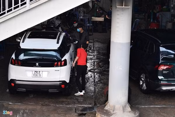 Trong số các cửa hàng, dịch vụ mở cửa có tiệm rửa xe trên đường Hồng Hà, hoạt động nhộn nhịp. PGS.TS Nguyễn Huy Nga, Trưởng khoa Y tế Công cộng và Điều dưỡng, nguyên Cục trưởng Cục Y tế dự phòng, Bộ Y tế, khẳng định điều quan trọng ở thời điểm này là phải thực hiện quyết liệt việc giãn cách xã hội, bản chất là ngăn không cho người bệnh tiếp xúc với người lành và ngược lại.