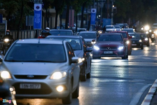 Cũng vào thời điểm này, từng tốp ôtô chờ đèn đỏ rồi phóng san sát nhau trên phố Liễu Giai hướng về phía phố Hoàng Hoa Thám và Thụy Khuê.