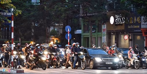 Ngã tư Huỳnh Thúc Kháng - Nguyễn Chí Thanh vào giờ tan tầm.