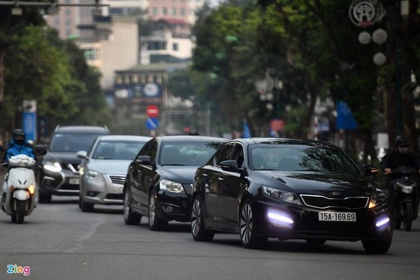 "Xế hộp" nối đuôi nhau rẽ trái từ hướng Cửa Nam qua Điện Biên Phủ và Trần Phú.