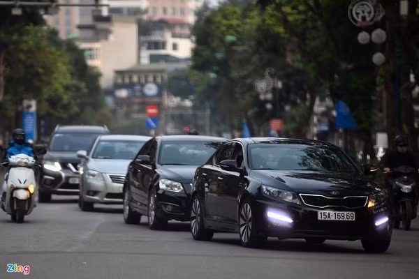 "Xế hộp" nối đuôi nhau rẽ trái từ hướng Cửa Nam qua Điện Biên Phủ và Trần Phú.