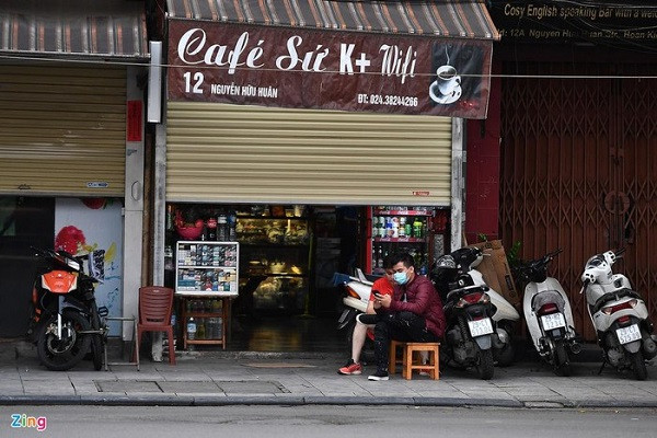 Nhiều cửa hàng, quán xá khác mở cửa lưng chừng. Khi có khách hỏi người bán vẫn phục vụ như ngày thường nhưng một cách lén lút.